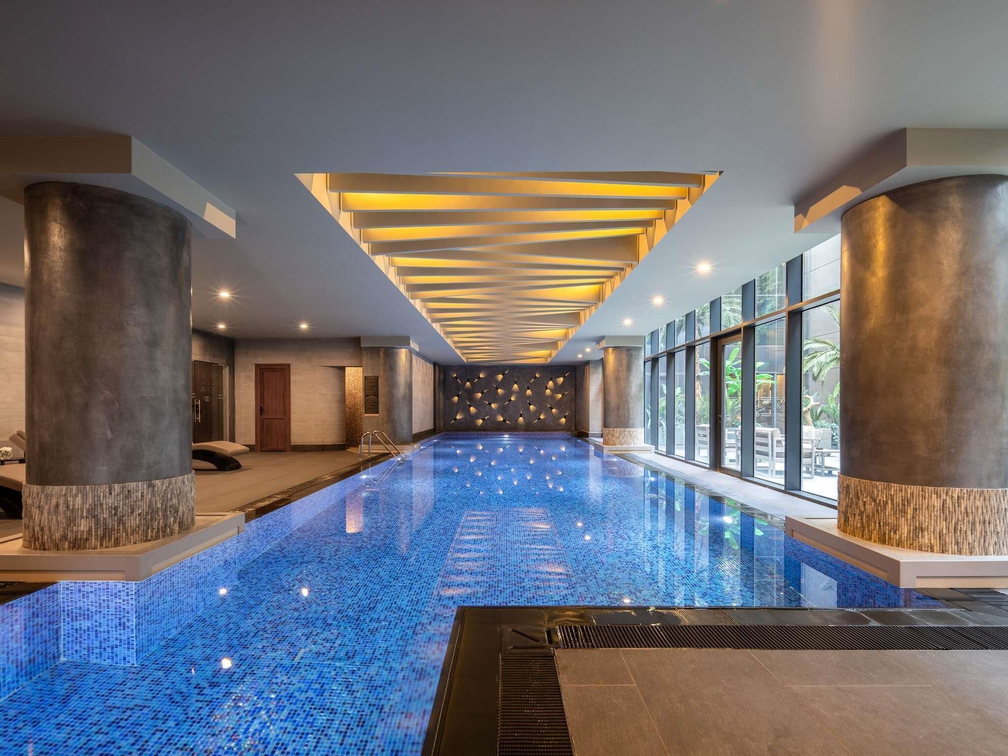Una piscina cubierta, una piscina al aire libre de temporada