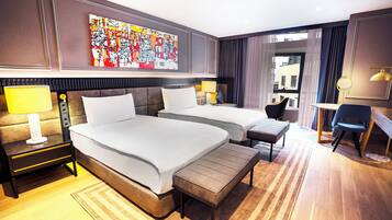 Minibar, caja de seguridad en la habitación y escritorio