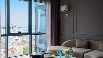Prestige Suite, One Bedroom, Bosphorus View, King Bed (Club Millesime Access) | Área de sala de estar | Televisión LED de 55 pulgadas con canales vía satélite y televisión