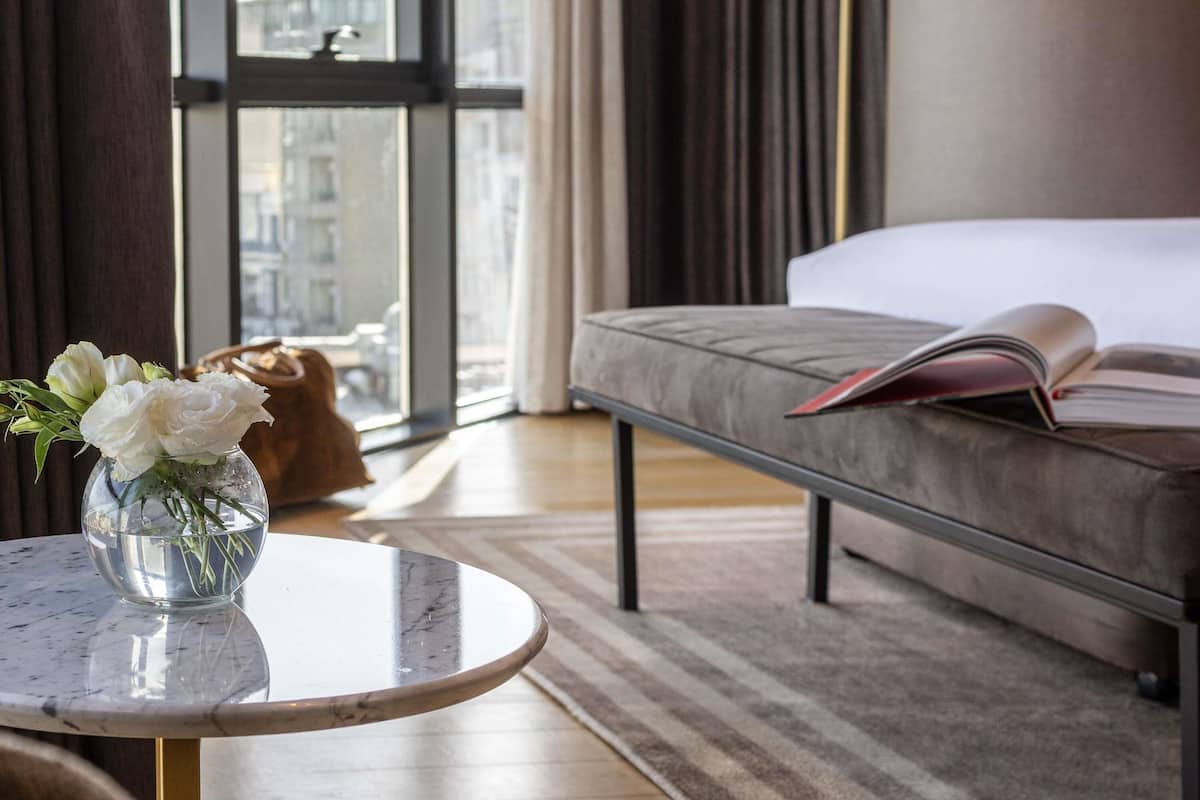 Luxury Room, King Bed, Bosphorus View | Minibar, caja de seguridad en la habitación y escritorio