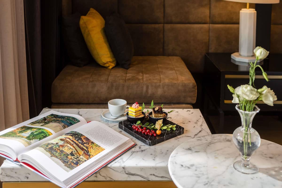 Rom – superior, 2 enkeltsenger | Minibar, safe på rommet, skrivebord og skrivebord for bærbar PC