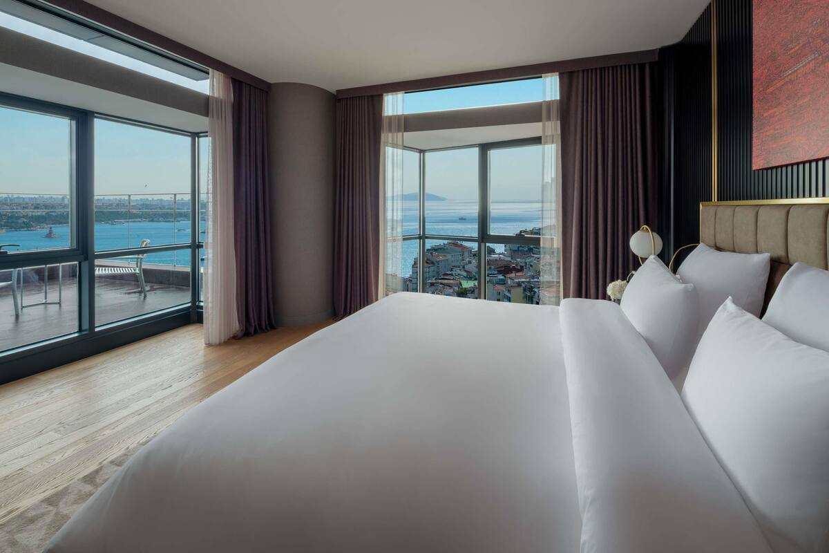 Signature suite, 1 slaapkamer, terras (Bosphorus View, Club Millesime Access) | Een minibar, een kluis op de kamer, een bureau, een laptopwerkplek