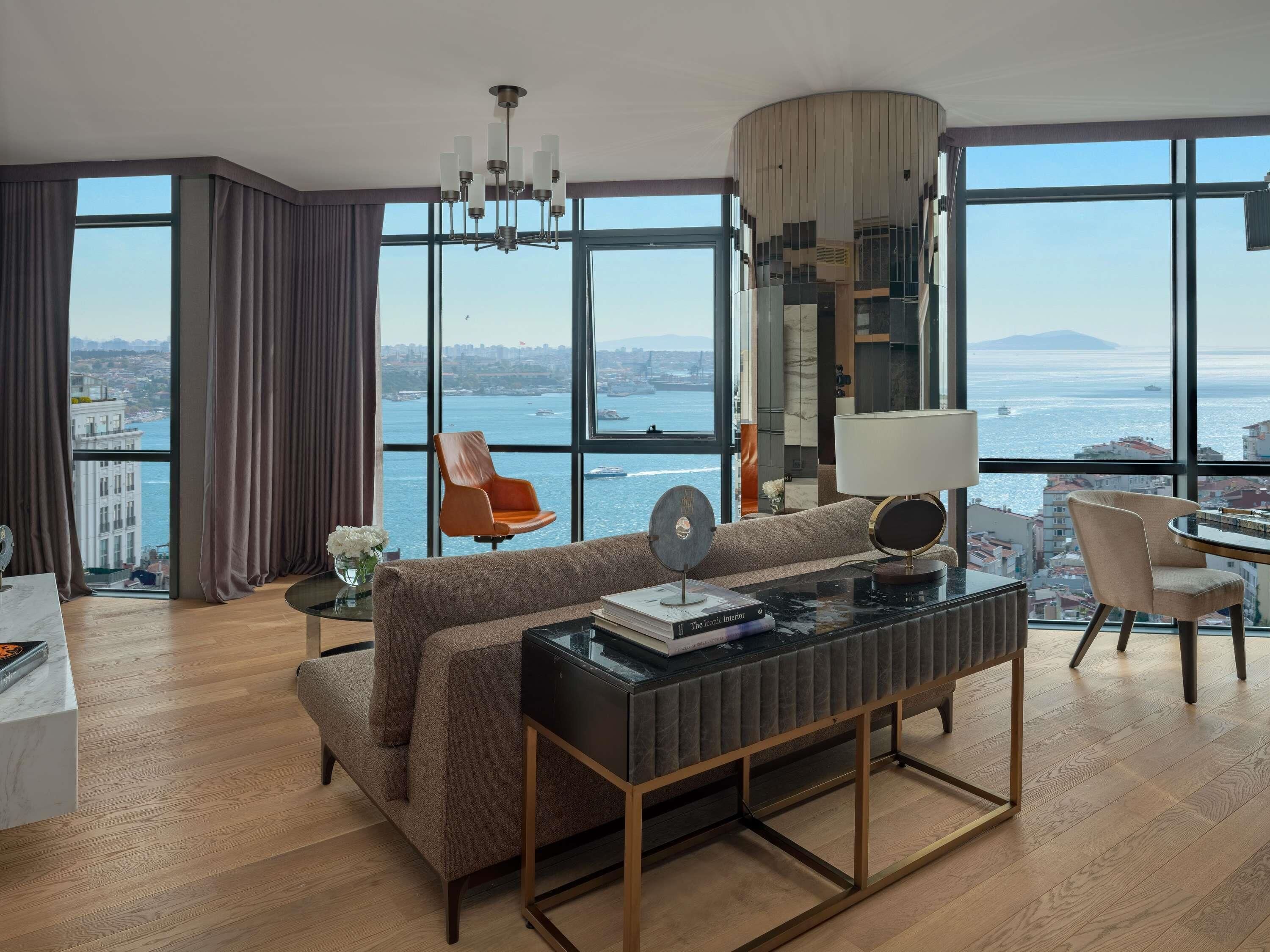 Minibar, Zimmersafe, Schreibtisch, laptopgeeigneter Arbeitsplatz