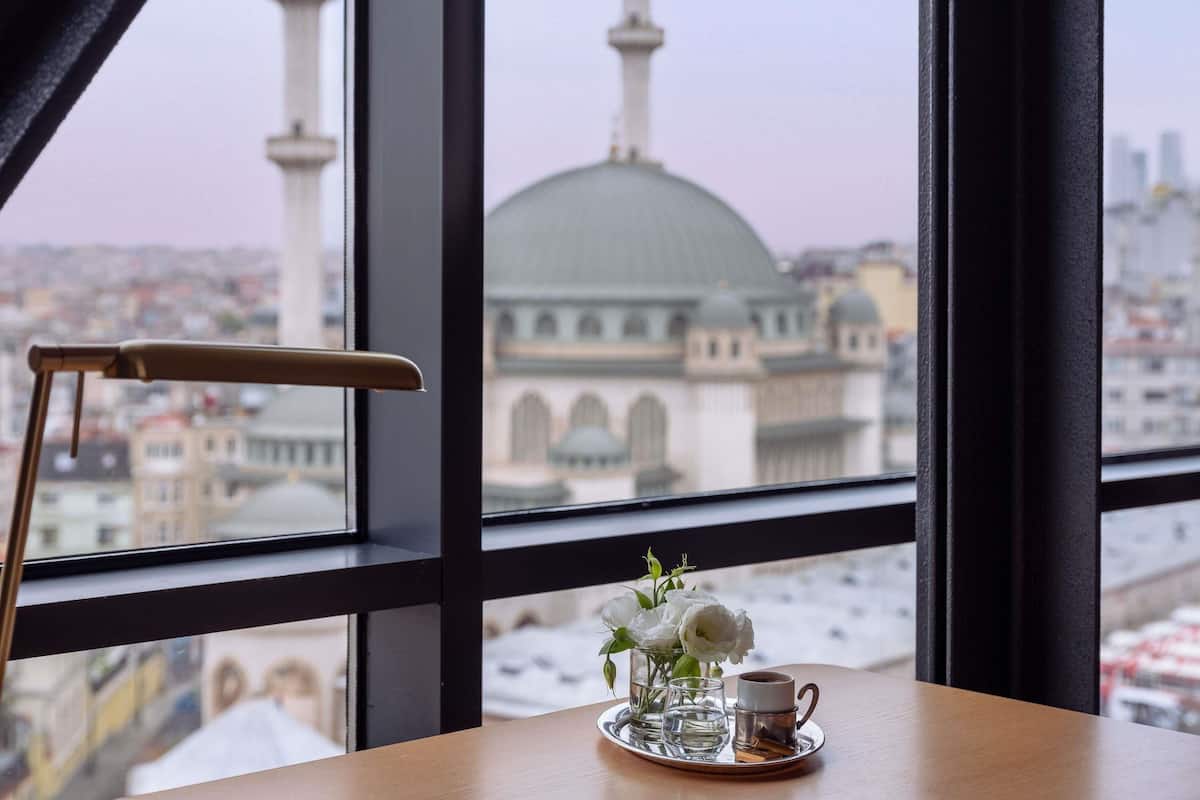 Suite Signature, 1 cama de matrimonio grande (Taksim Sq.View, Club Millesime Access) | Minibar, caja fuerte, escritorio y espacio para trabajar con un portátil