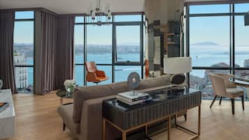 Frigobar, cofres nos quartos, escrivaninha