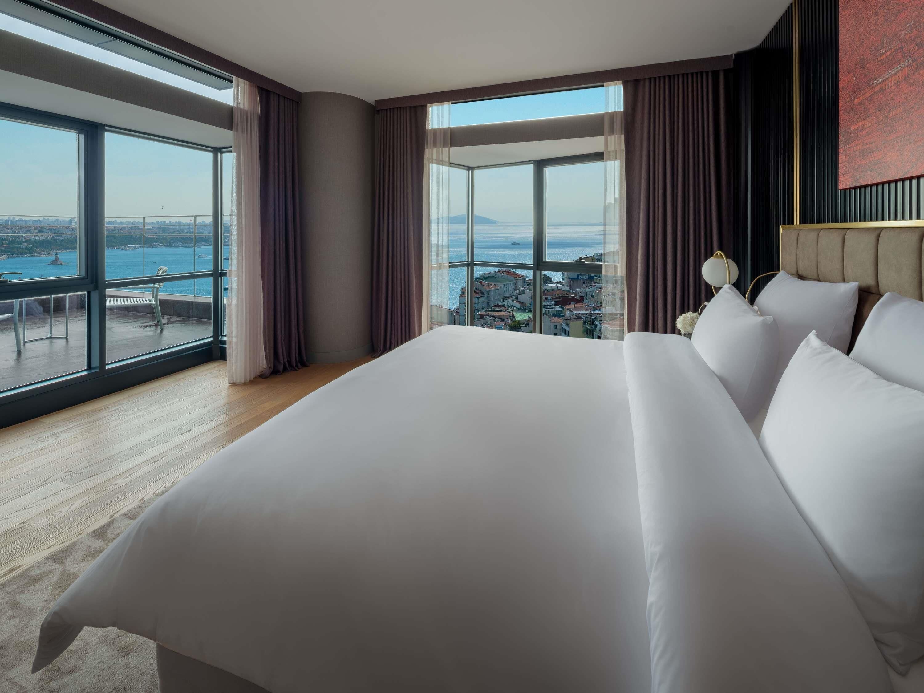 ห้องซิกเนเจอร์สวีท, 1 ห้องนอน, ระเบียง (Bosphorus View, Club Millesime Access) | มินิบาร์, ตู้นิรภัยในห้องพัก, โต๊ะทำงาน, พื้นที่ทำงานแบบใช้แล็ปท็อป
