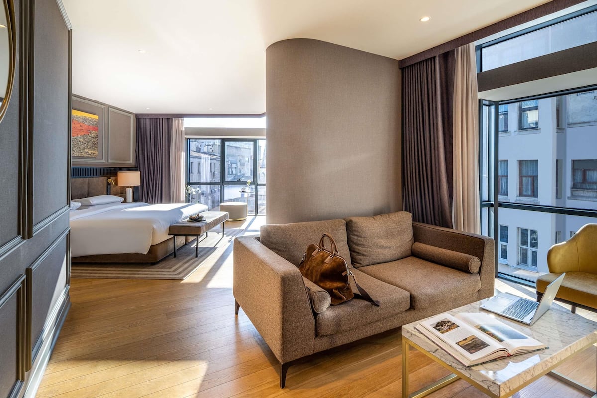 Suite junior, 1 cama King size (Club Millesime Access) | Minibar, caja de seguridad en la habitación y escritorio