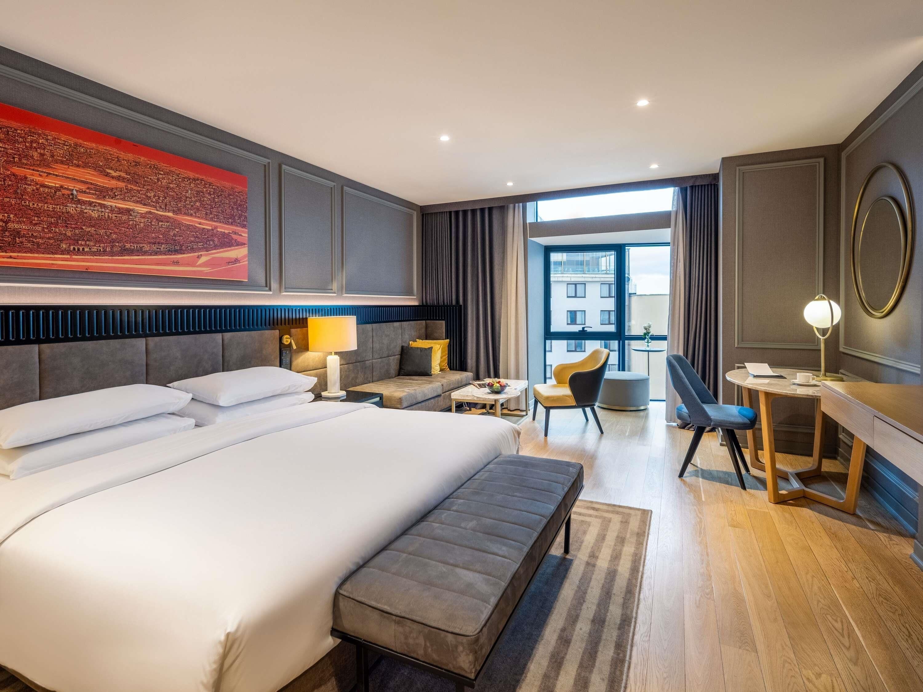 Superior Room, 1 King Bed | Minibar, in-room safe, desk, laptop workspace