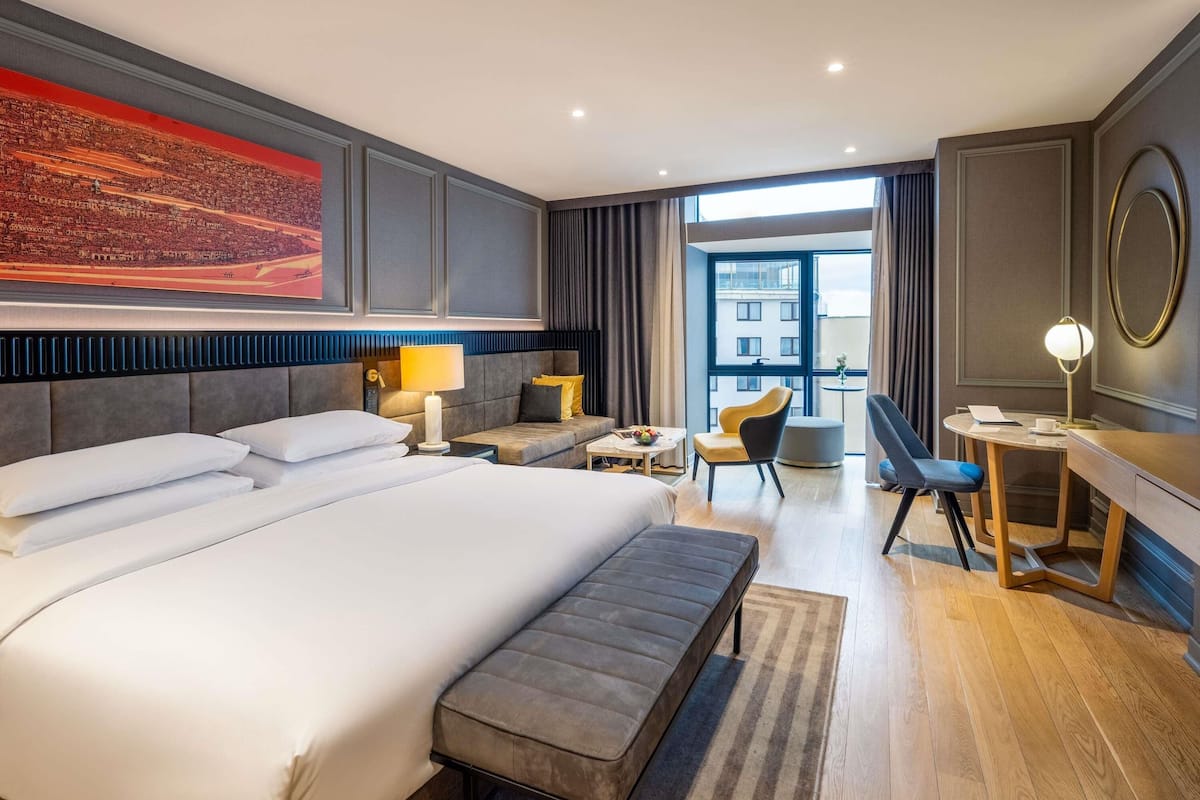 Habitación superior, 1 cama King size | Minibar, caja de seguridad en la habitación y escritorio