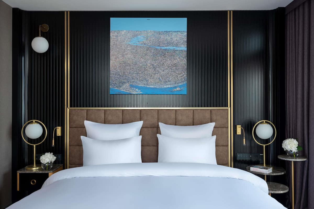 Prestige Suite, One Bedroom, City View, King Bed (Club Millesime Access) | Minibar, caja de seguridad en la habitación y escritorio