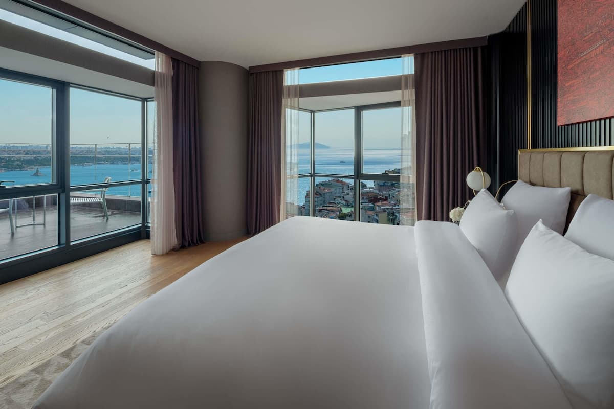 Signature Suite, 1 Bedroom, Terrace (Bosphorus View, Club Millesime Access) | Minibar, in-room safe, desk, laptop workspace