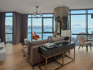 Minibar, caja de seguridad en la habitación y escritorio