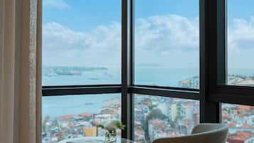 Prestige Suite, One Bedroom, Bosphorus View, King Bed (Club Millesime Access) | Vista desde la habitación