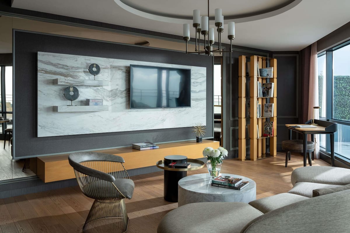 Suite Signature, 1 habitación, terraza (Bosphorus View, Club Millesime Access) | Minibar, caja fuerte, escritorio y espacio para trabajar con un portátil