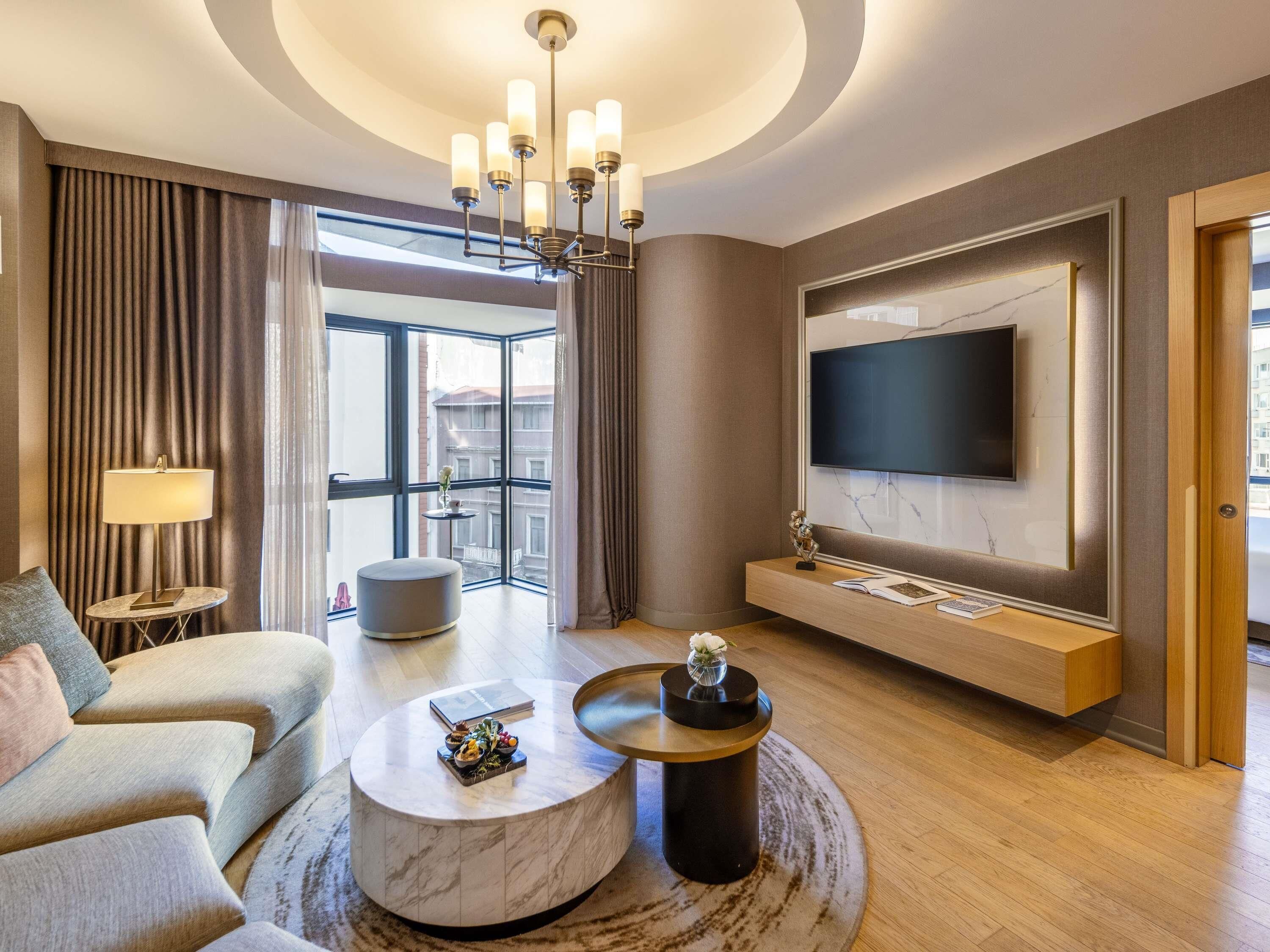 Prestige Suite, One Bedroom, City View, King Bed (Club Millesime Access) | มินิบาร์, ตู้นิรภัยในห้องพัก, โต๊ะทำงาน, พื้นที่ทำงานแบบใช้แล็ปท็อป