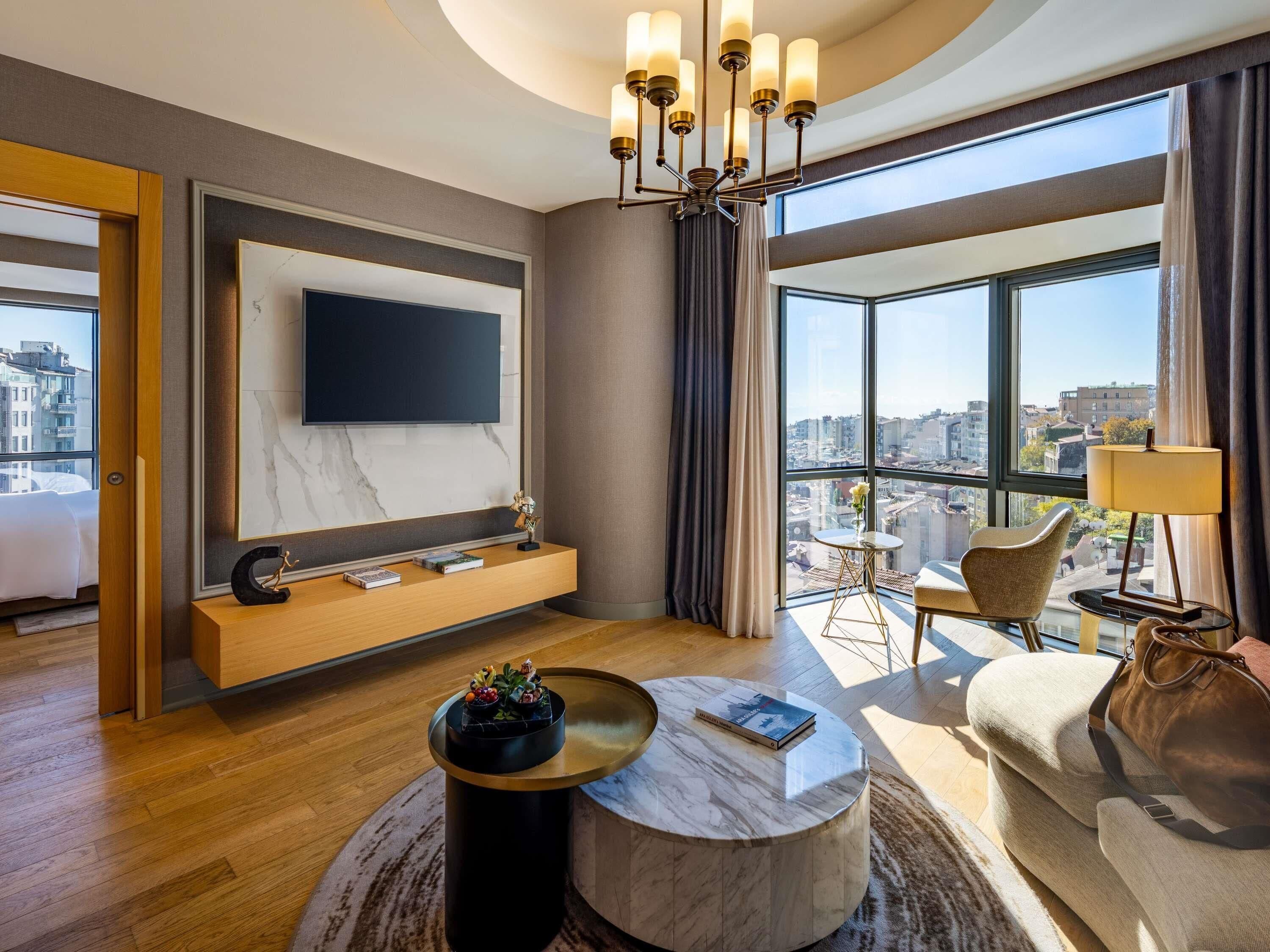 Suite Prestigio, 1 habitación, Terraza (Bosphorus View, Club Millesime Access) | Minibar, caja de seguridad en la habitación y escritorio 