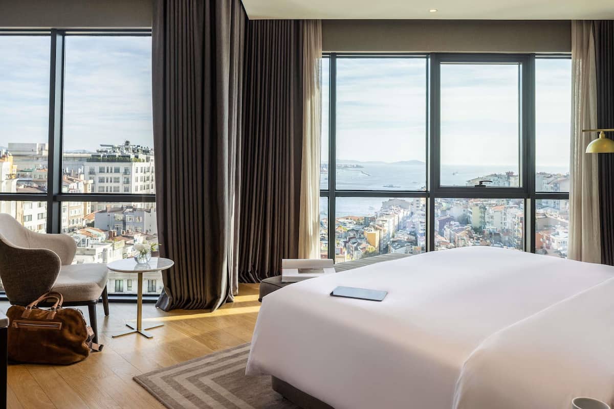 Minibar, caja de seguridad en la habitación y escritorio