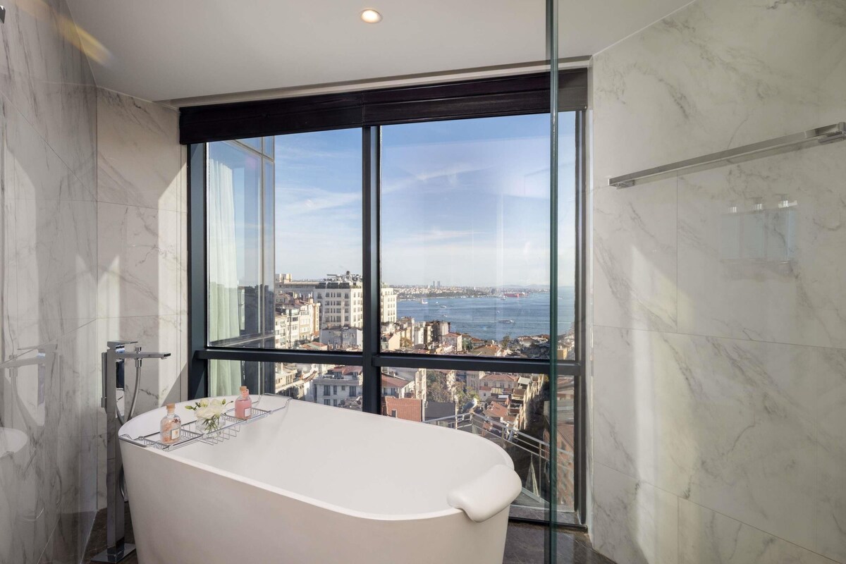 Luxury Room, King Bed, Bosphorus View | Minibaari, tallelokero huoneessa, työpöytä