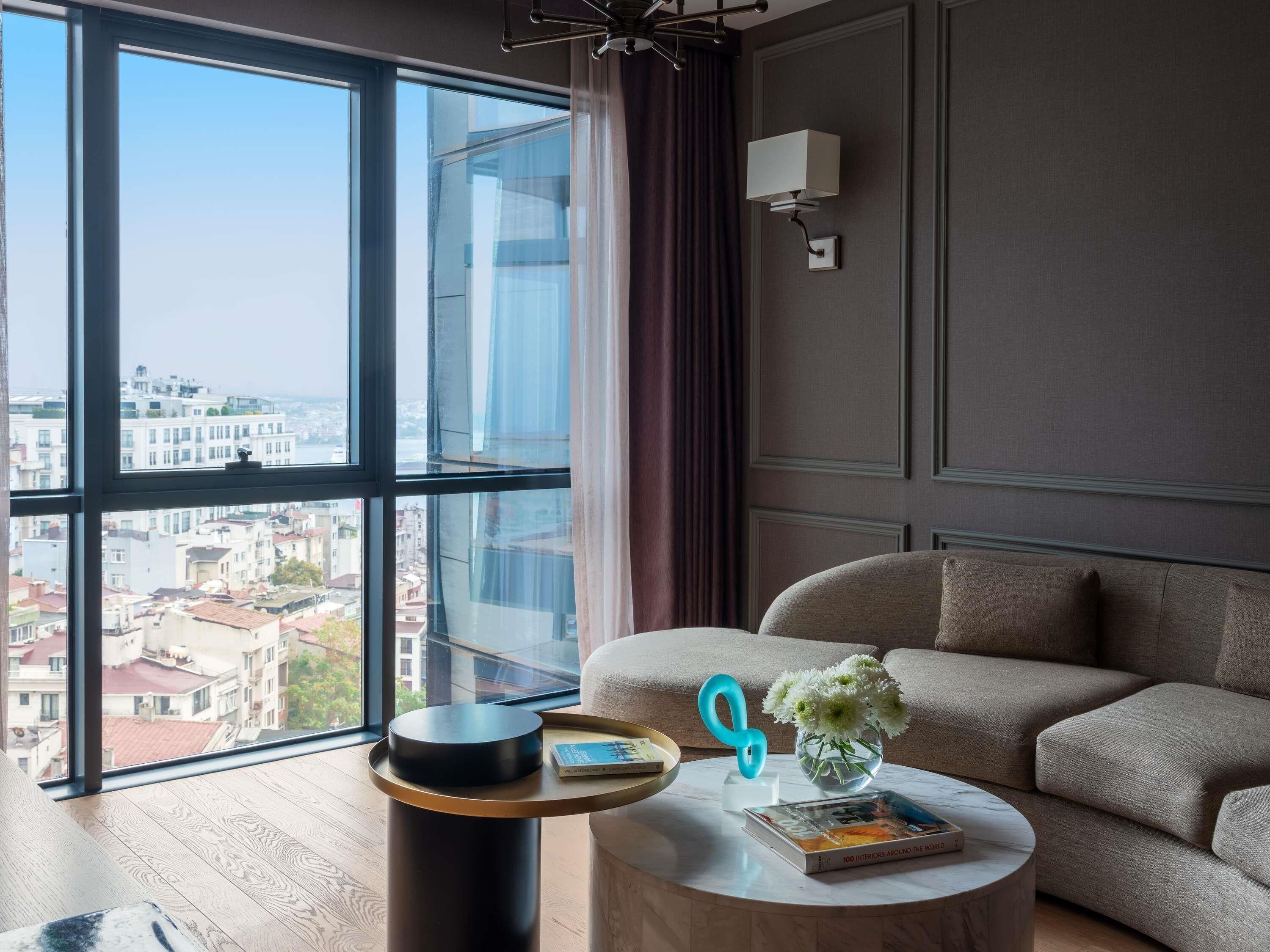 Prestige Suite, One Bedroom, Bosphorus View, King Bed (Club Millesime Access) | Minibar, caja de seguridad en la habitación y escritorio 