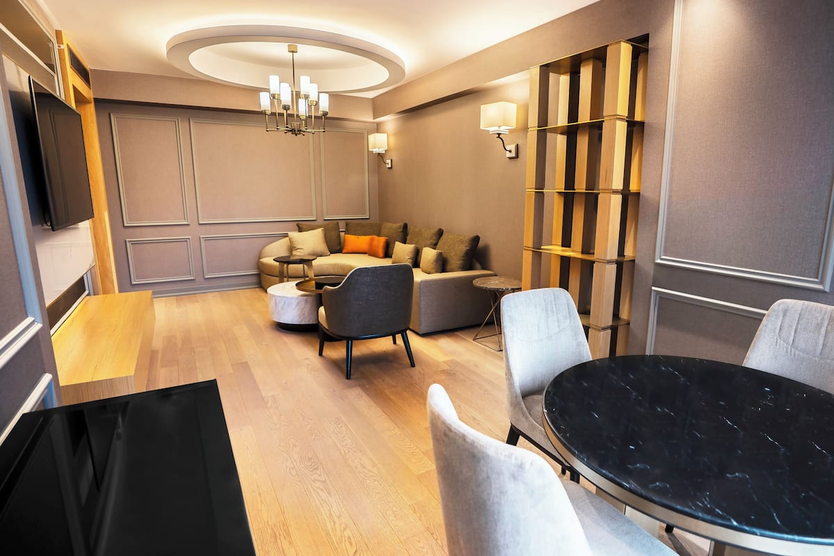 Prestige Suite, One Bedroom, City View, King Bed (Club Millesime Access) | Zona de estar | Televisión LED de 55 pulgadas con canales por satélite, una televisión