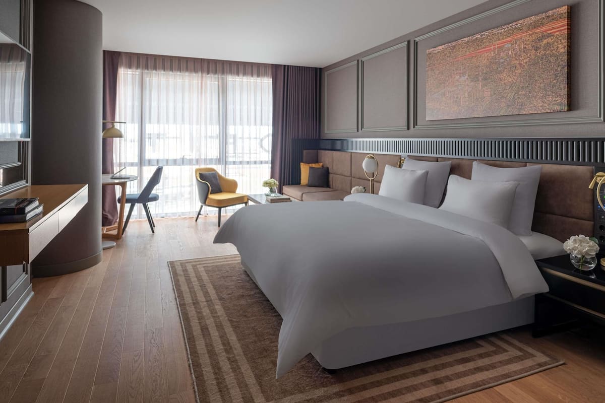 Luxury Room, King Bed, Bosphorus View | Minibar, caja fuerte, escritorio y espacio para trabajar con un portátil