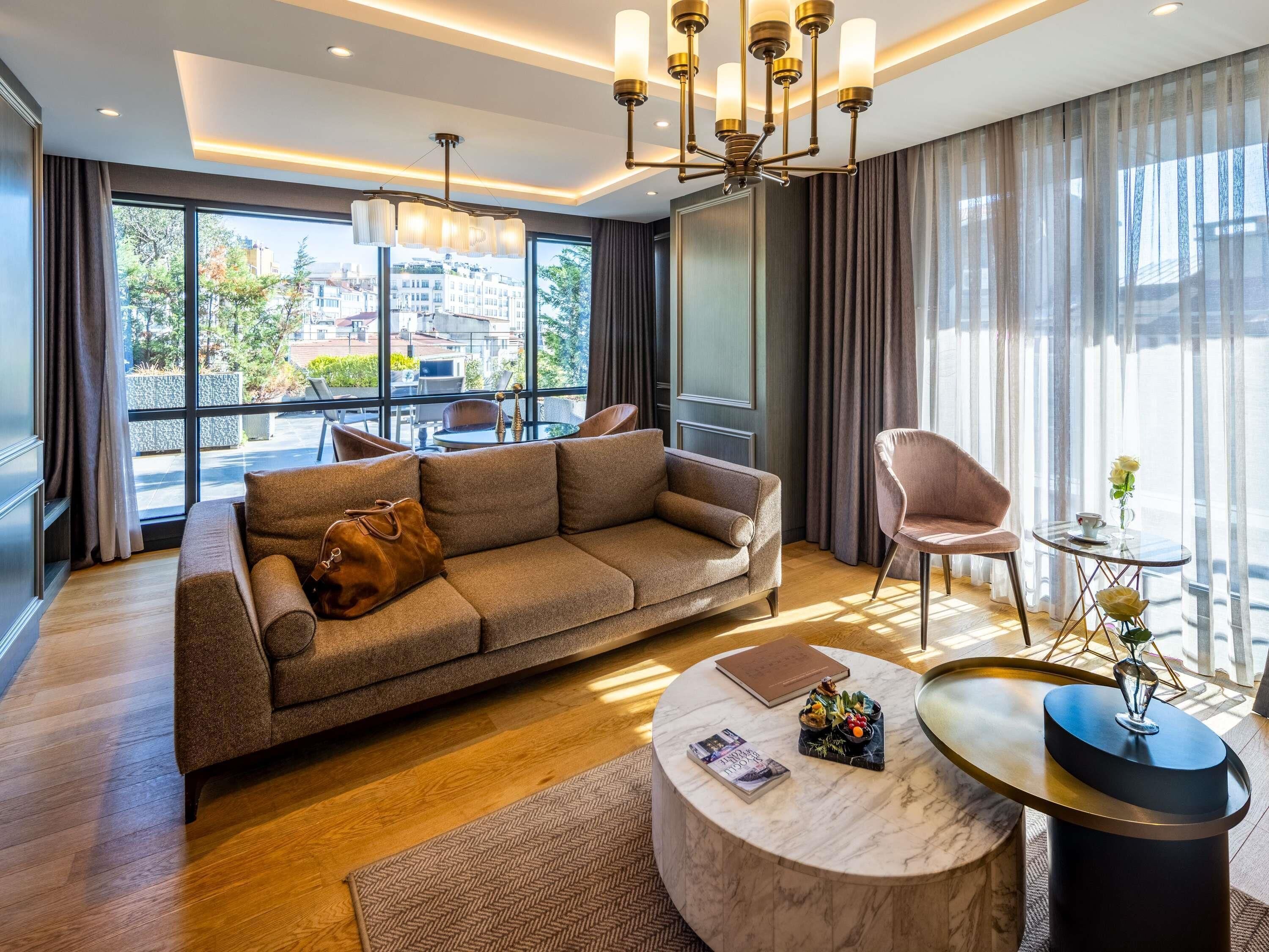 Signature Suite, 1 Bedroom | Minibar, in-room safe, desk, laptop workspace