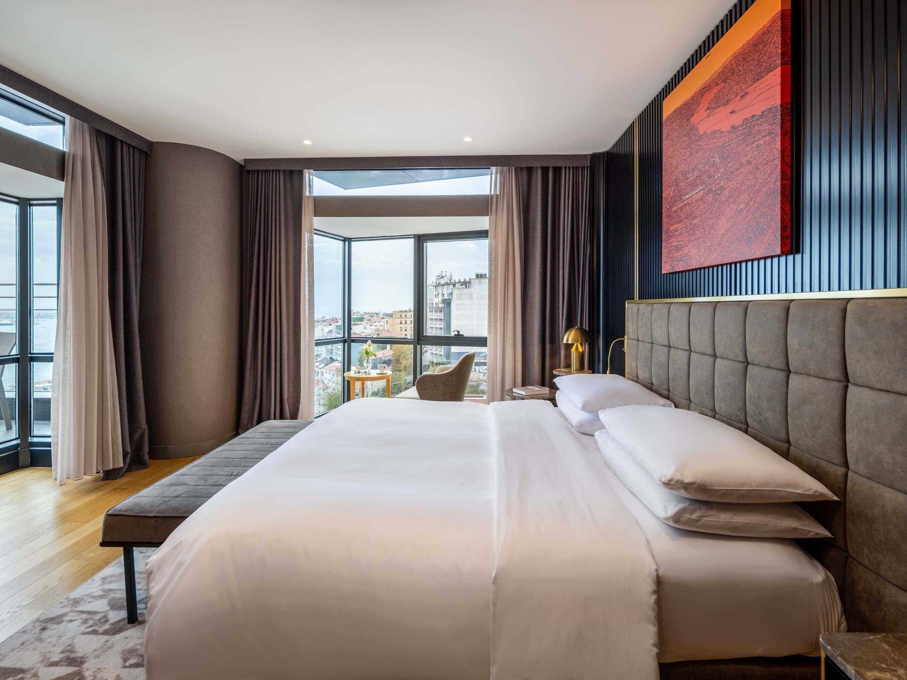 ميني بار وخزنة داخل الغرفة ومكتب ومساحة عمل للكمبيوتر المحمول