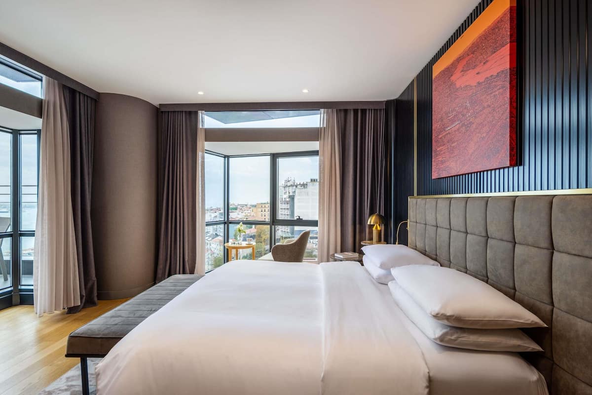 Prestige Suite, One Bedroom, Bosphorus View, King Bed (Club Millesime Access) | Minibar, in-room safe, desk, laptop workspace