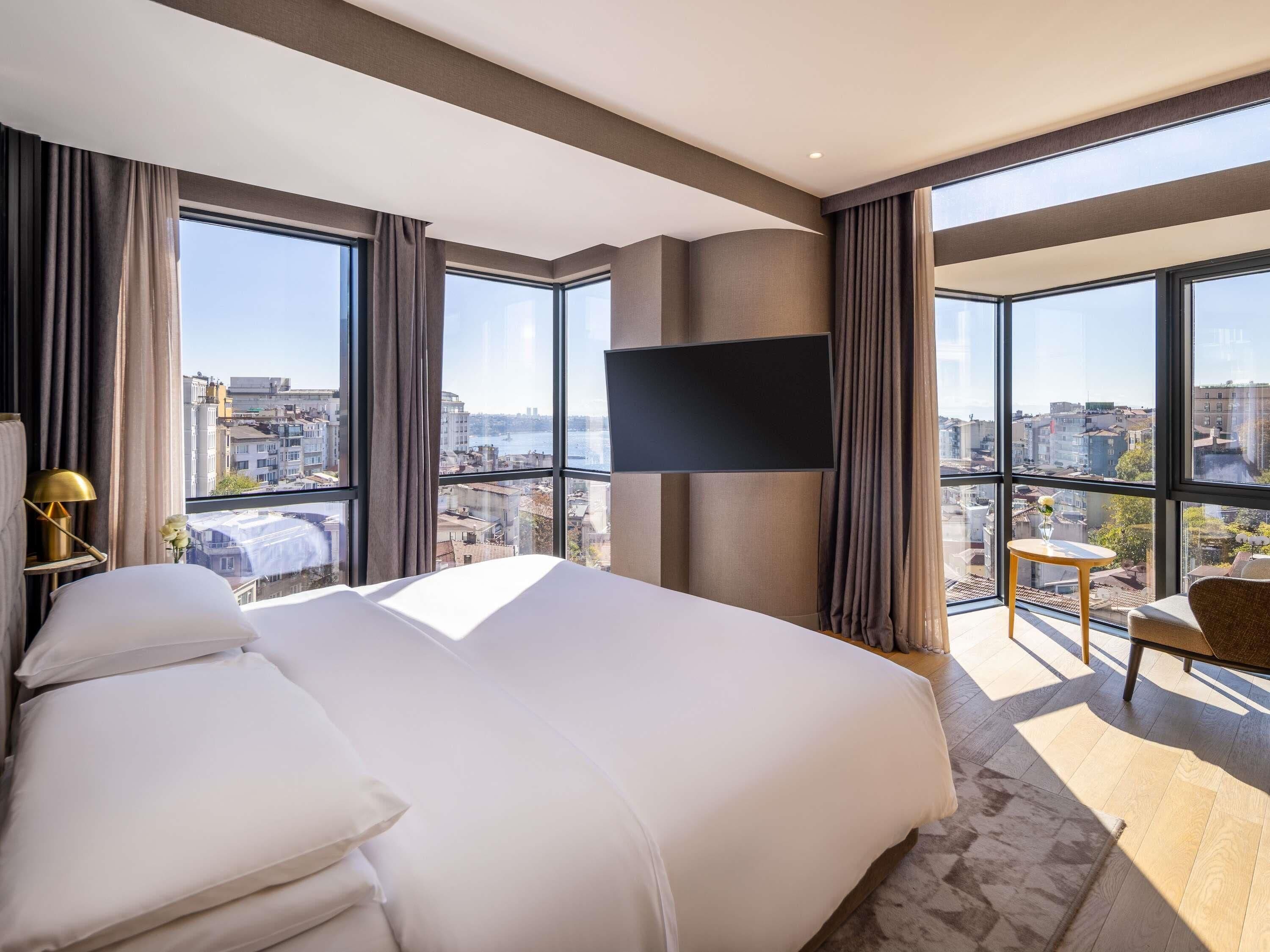 Suite – signature, 1 soverom, terrasse (Bosphorus View, Club Millesime Access) | Minibar, safe på rommet, skrivebord og skrivebord for bærbar PC