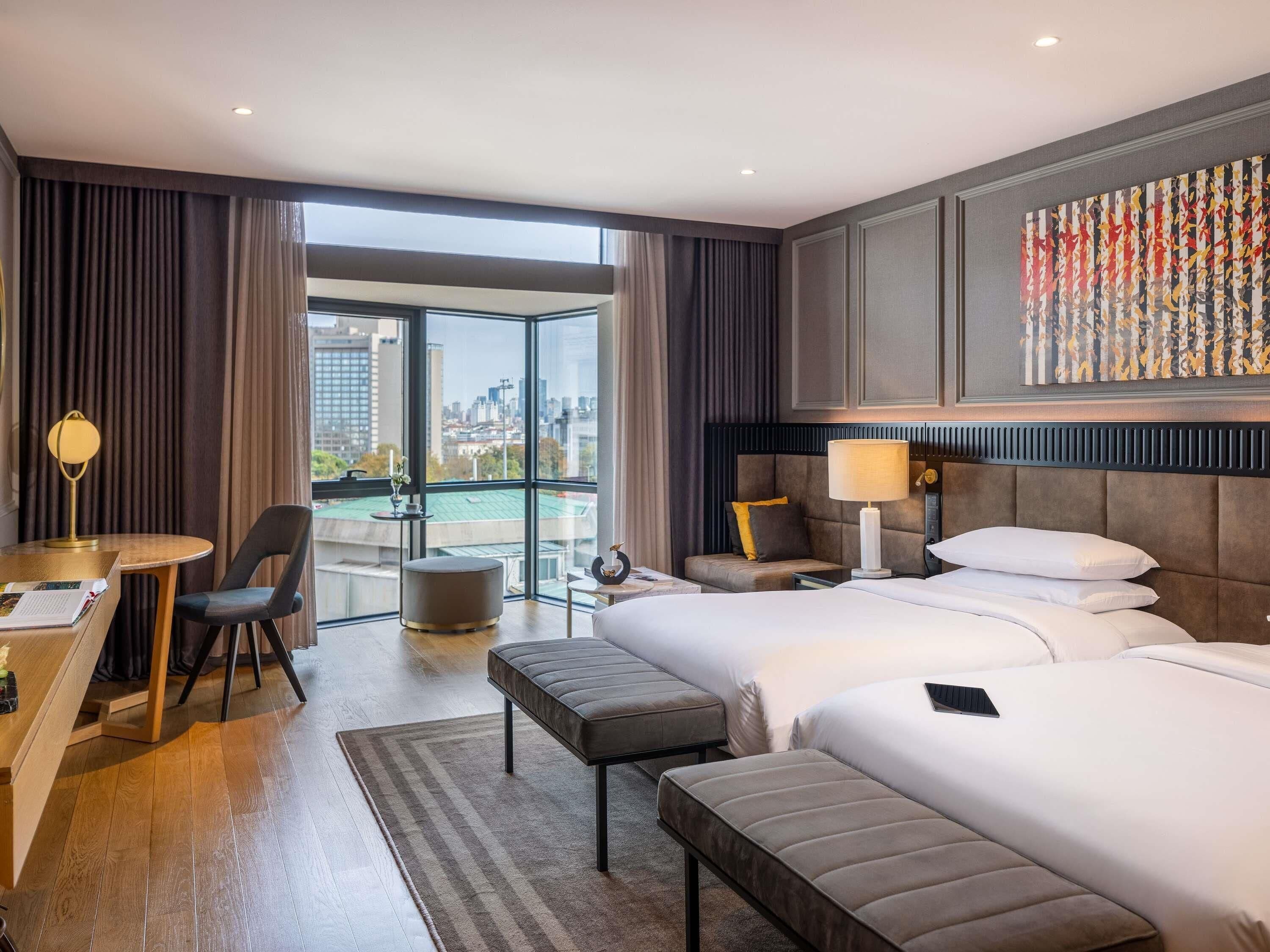 ميني بار وخزنة داخل الغرفة ومكتب ومساحة عمل للكمبيوتر المحمول