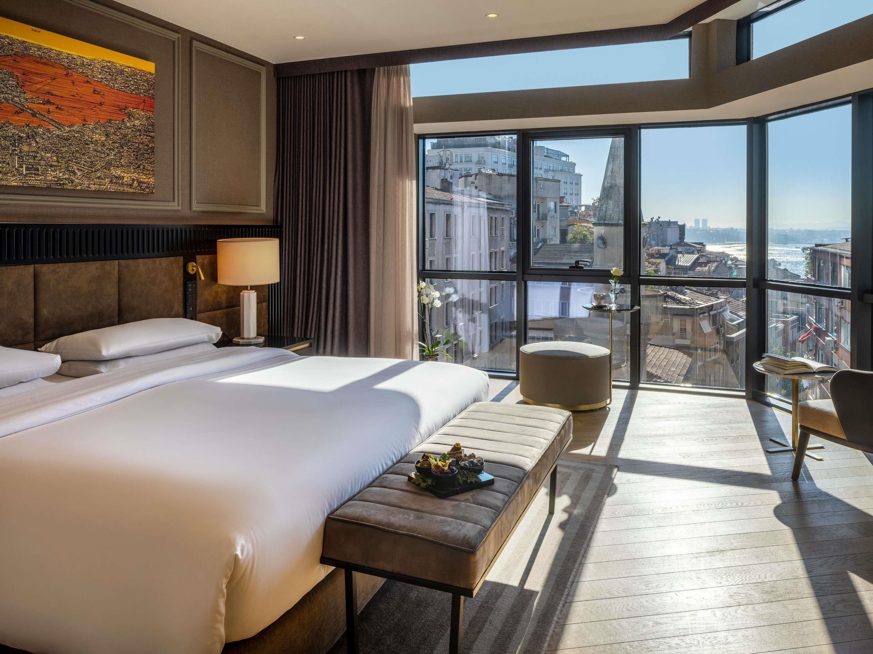 ميني بار وخزنة داخل الغرفة ومكتب ومساحة عمل للكمبيوتر المحمول