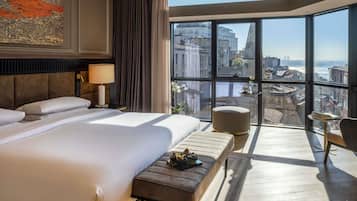 ميني بار وخزنة داخل الغرفة ومكتب ومساحة عمل للكمبيوتر المحمول