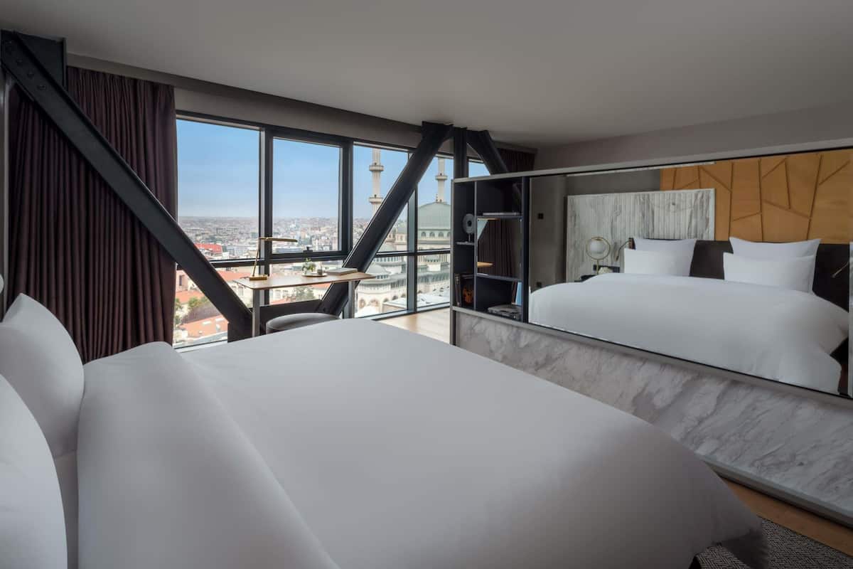 Suite – signature, 1 kingsize-seng (Taksim Sq.View, Club Millesime Access) | Minibar, safe på rommet, skrivebord og skrivebord for bærbar PC
