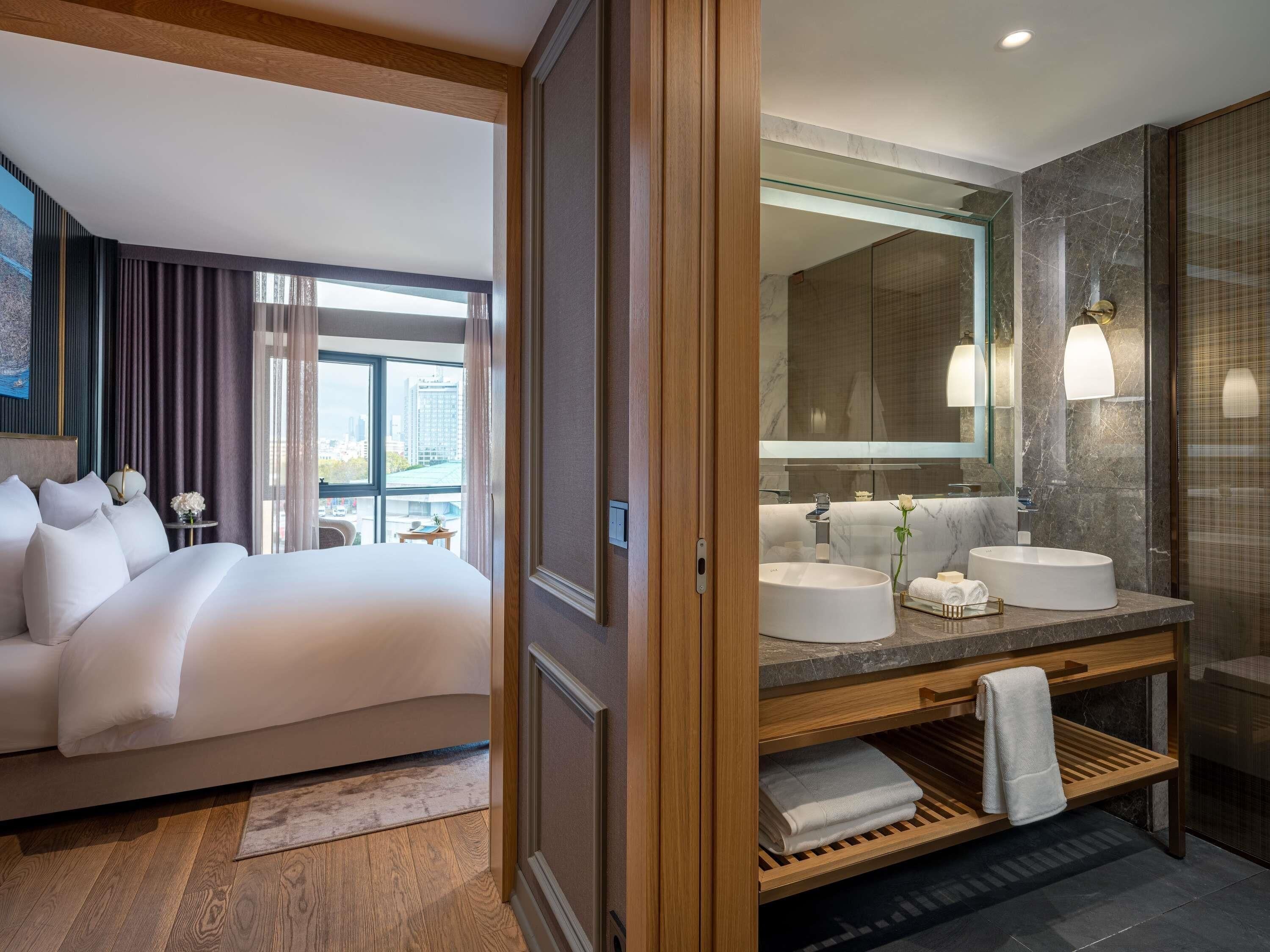 Prestige Suite, One Bedroom, City View, King Bed (Club Millesime Access) | Minibar, caja de seguridad en la habitación y escritorio 