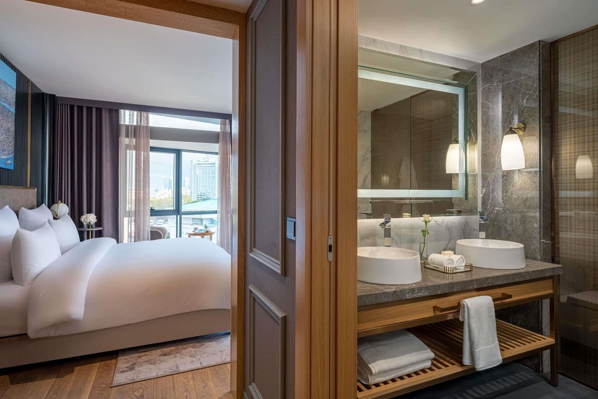 Prestige Suite, One Bedroom, City View, King Bed (Club Millesime Access)