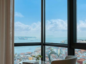 Prestige Suite, One Bedroom, Bosphorus View, King Bed (Club Millesime Access) | Minibaari, tallelokero huoneessa, työpöytä