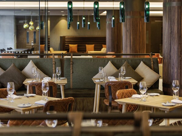 Restaurante con mesas al aire libre 