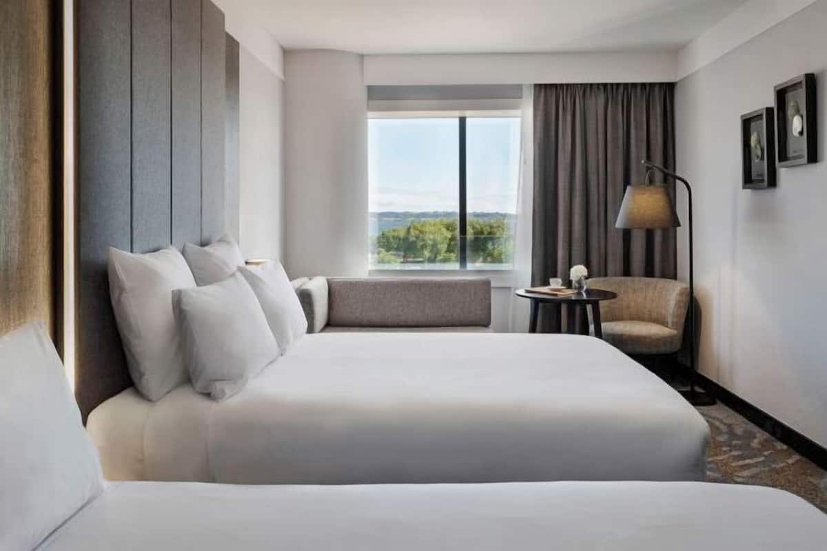 1 bedroom, premium bedding, down duvets, minibar