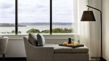 Superior kamer, 1 kingsize bed, uitzicht op meer | Luxe beddengoed, donsdekens, een minibar, een kluis op de kamer