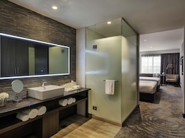 Luxe beddengoed, donzen dekbedden, een minibar, een kluis op de kamer