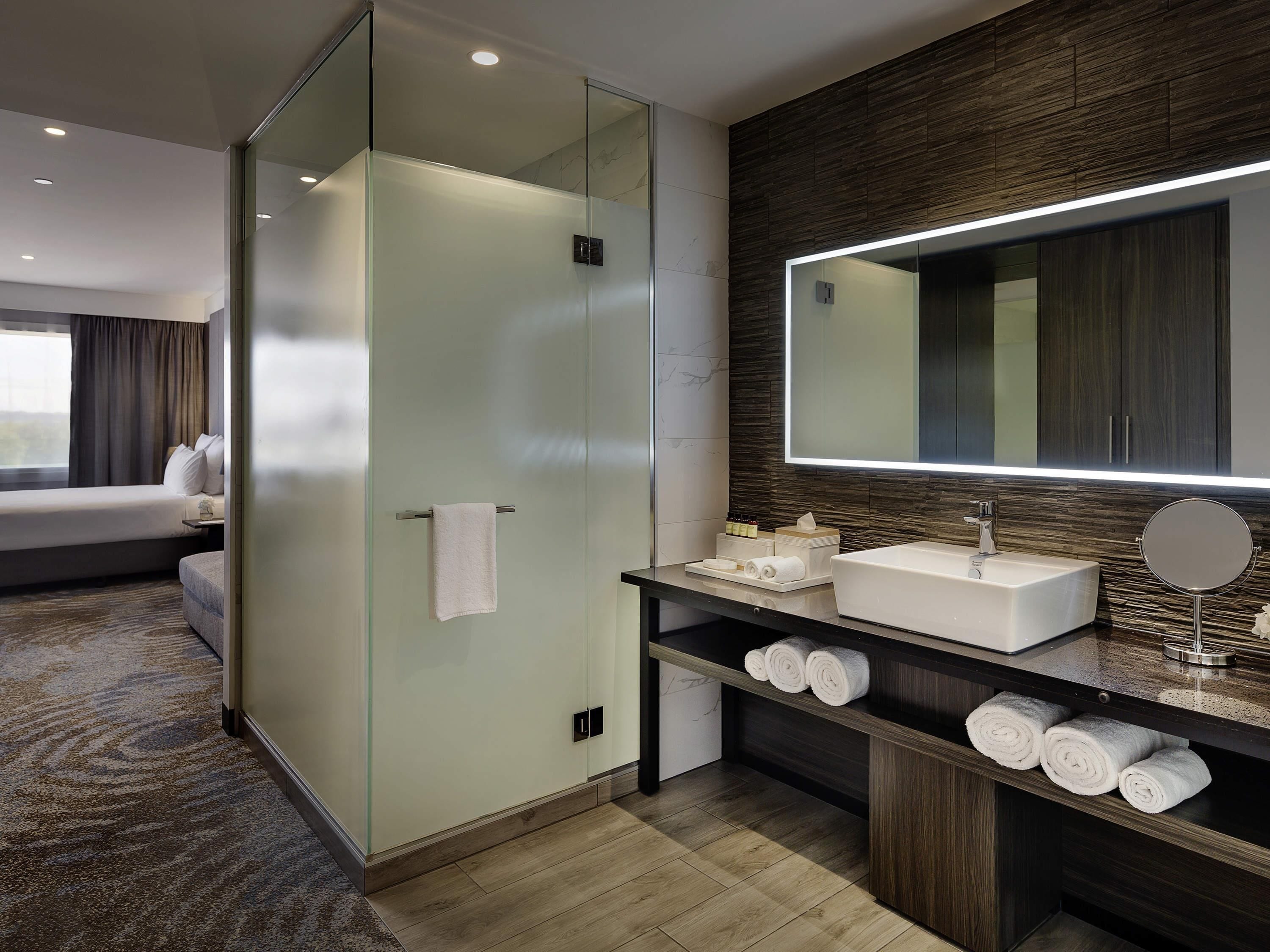 Premium bedding, down comforters, minibar, in-room safe