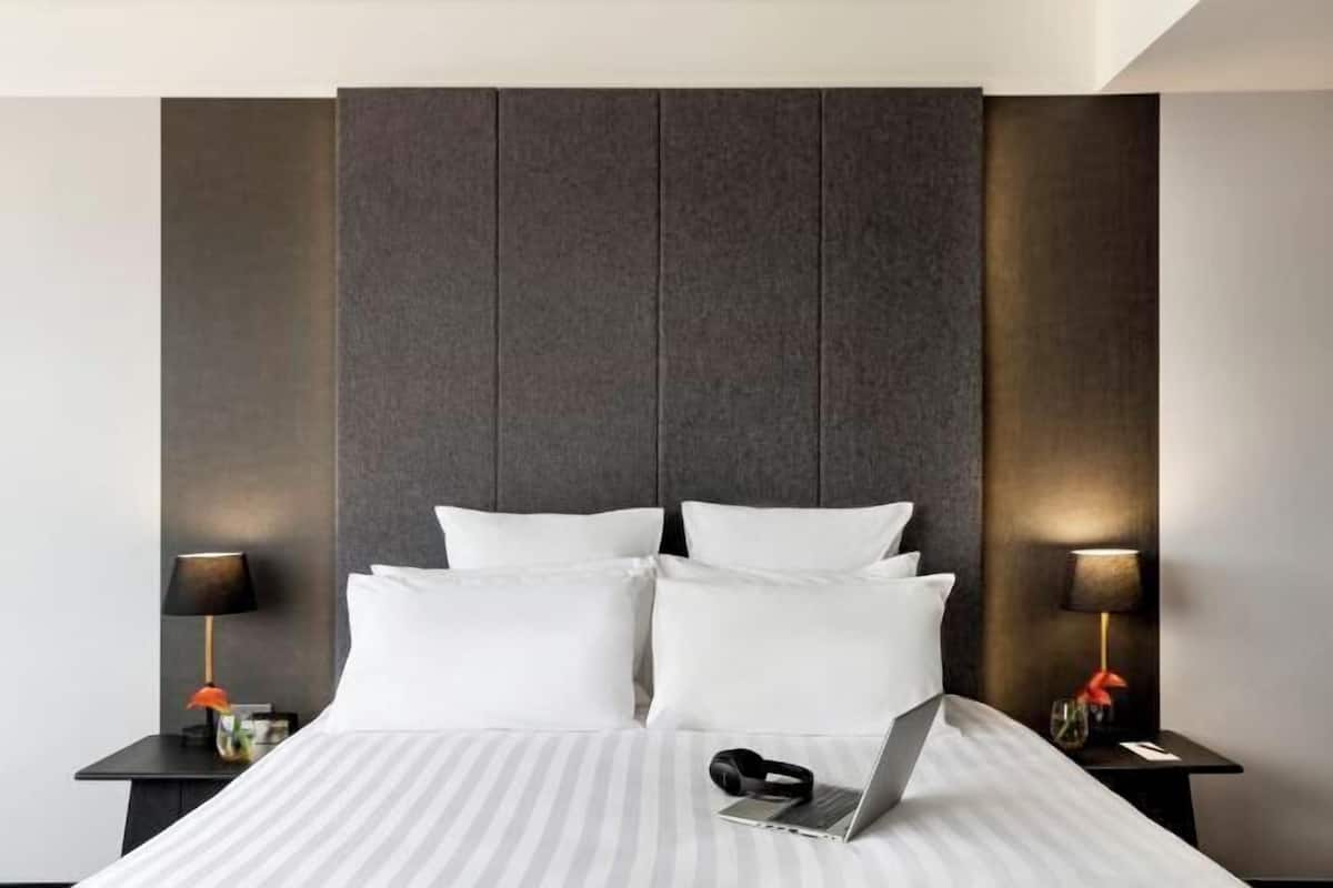 1 bedroom, premium bedding, down duvets, minibar