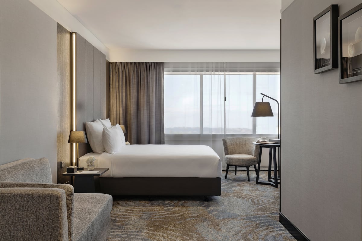 Premium bedding, down comforters, minibar, in-room safe