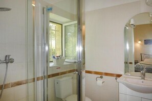 Shower, towels - Apartment in Caderousse with Pool (Caderousse)