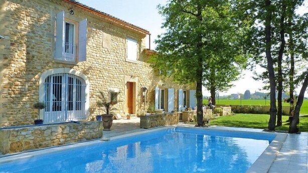 A stone building with a swimming pool, a door, and windows. - Apartment in Caderousse with Pool (Caderousse)