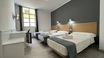 Habitación triple | Minibar, wifi gratis, ropa de cama