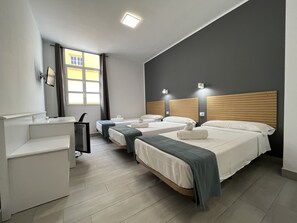 Triple Room | Minibar, free WiFi, bed sheets - Pensión Cassandra (Arona)