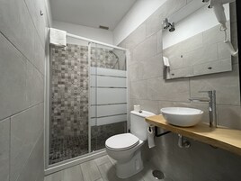 Yhden hengen huone | Kylpyhuone | Suihku, hiustenkuivaaja, pyyhkeet