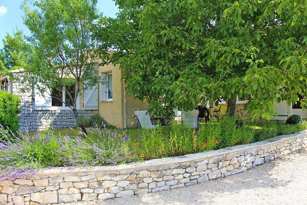Property grounds - Holiday home in Revest with garden (Revest-du-Bion)