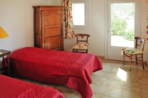 2 bedrooms, travel crib, WiFi - Holiday home in Revest with garden (Revest-du-Bion)